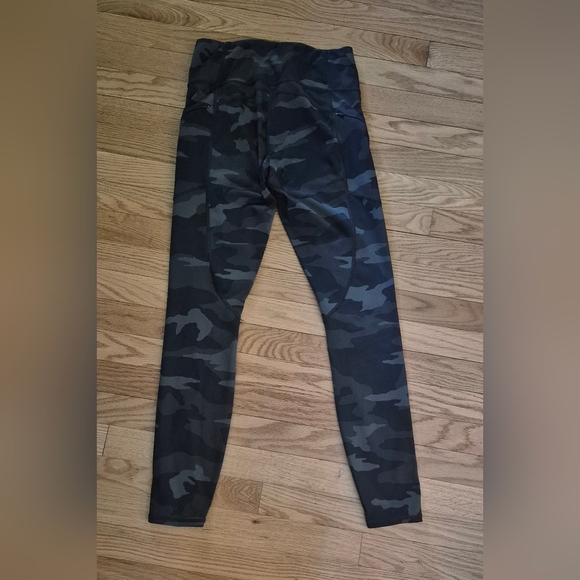 Athleta Women's Small Tall Black Camo Contender 7/8 Leggings EUC Pockets - Picture 3 of 11